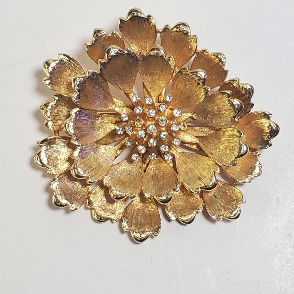 Vintage brooch large gold tone flower with clear Rhinestones - Picture 2 of 4